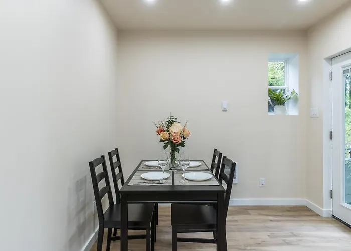 Beautiful Place With A Great Location, Free Parking, Wifi & Large Tv.