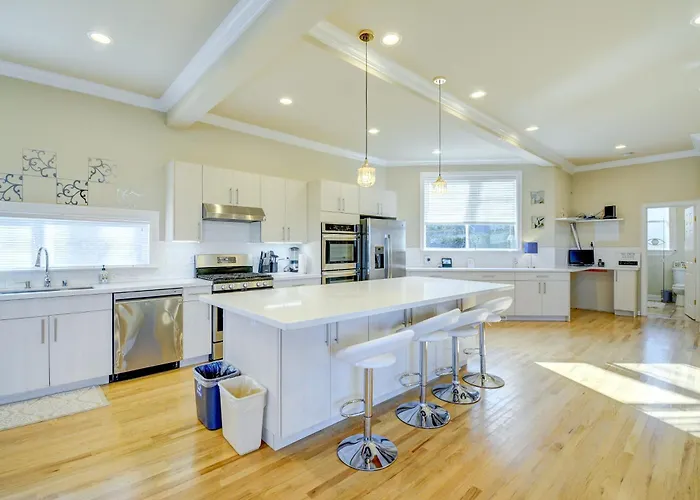 Luxe Federal Way Rental - Walk To The Water!